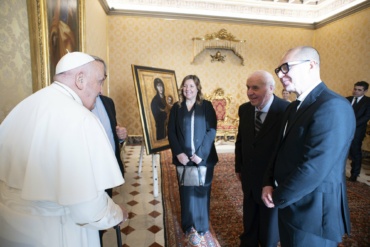 Papa Francesco omaggiato da Bottega Tifernate: la riproduzione della Salus Populi Romani raggiunge il Vaticano cover