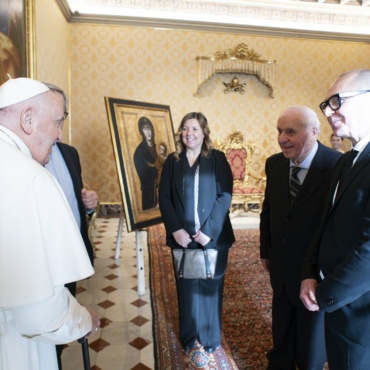 Papa Francesco omaggiato da Bottega Tifernate: la riproduzione della Salus Populi Romani raggiunge il Vaticano